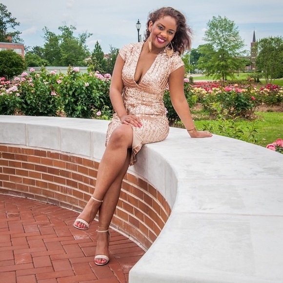 Gold dress - Picture 3 of 3